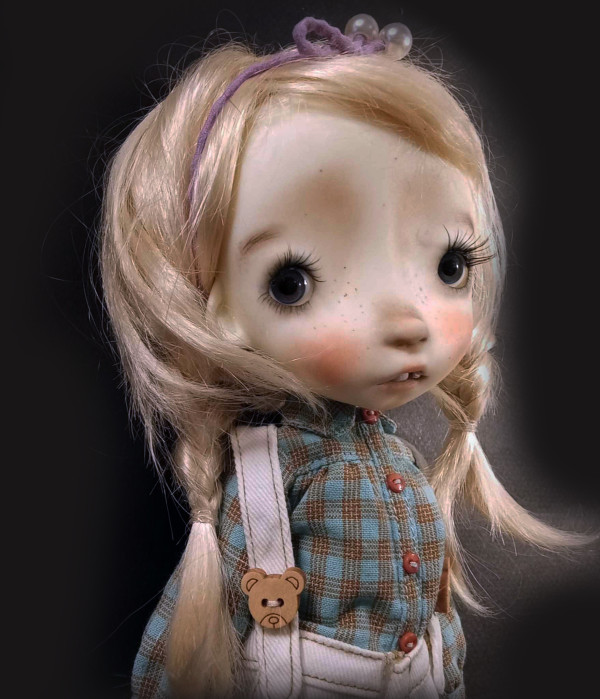 Malisa doll 11.5' with faceup eyes wig and outfits - Image 3